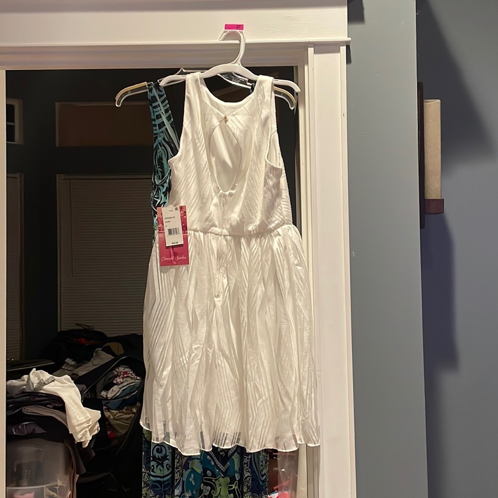 Emerald sundae dress doesn’t fit me well.